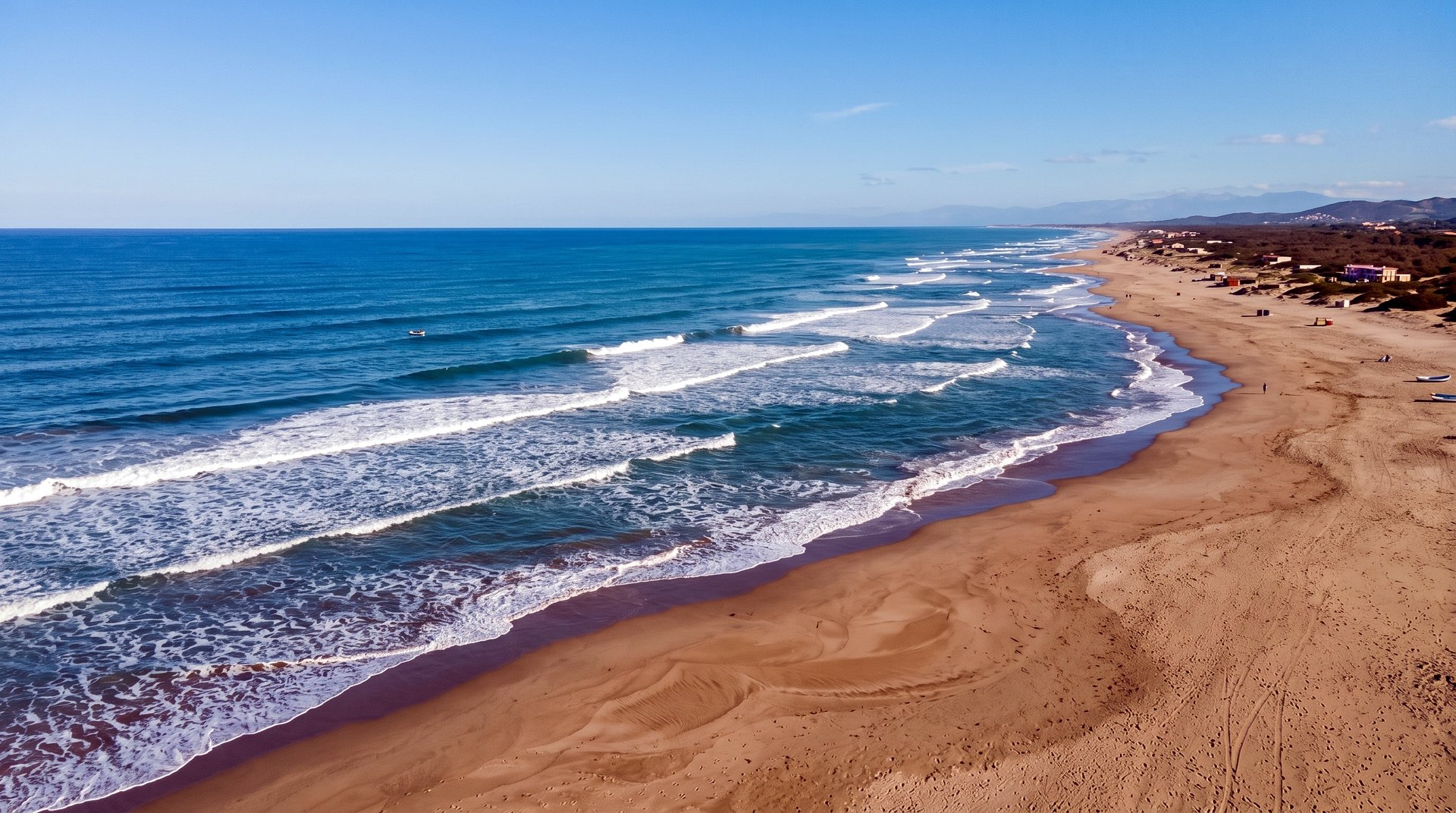La playa de Mar Azul, a cuatro cuadras del predio.